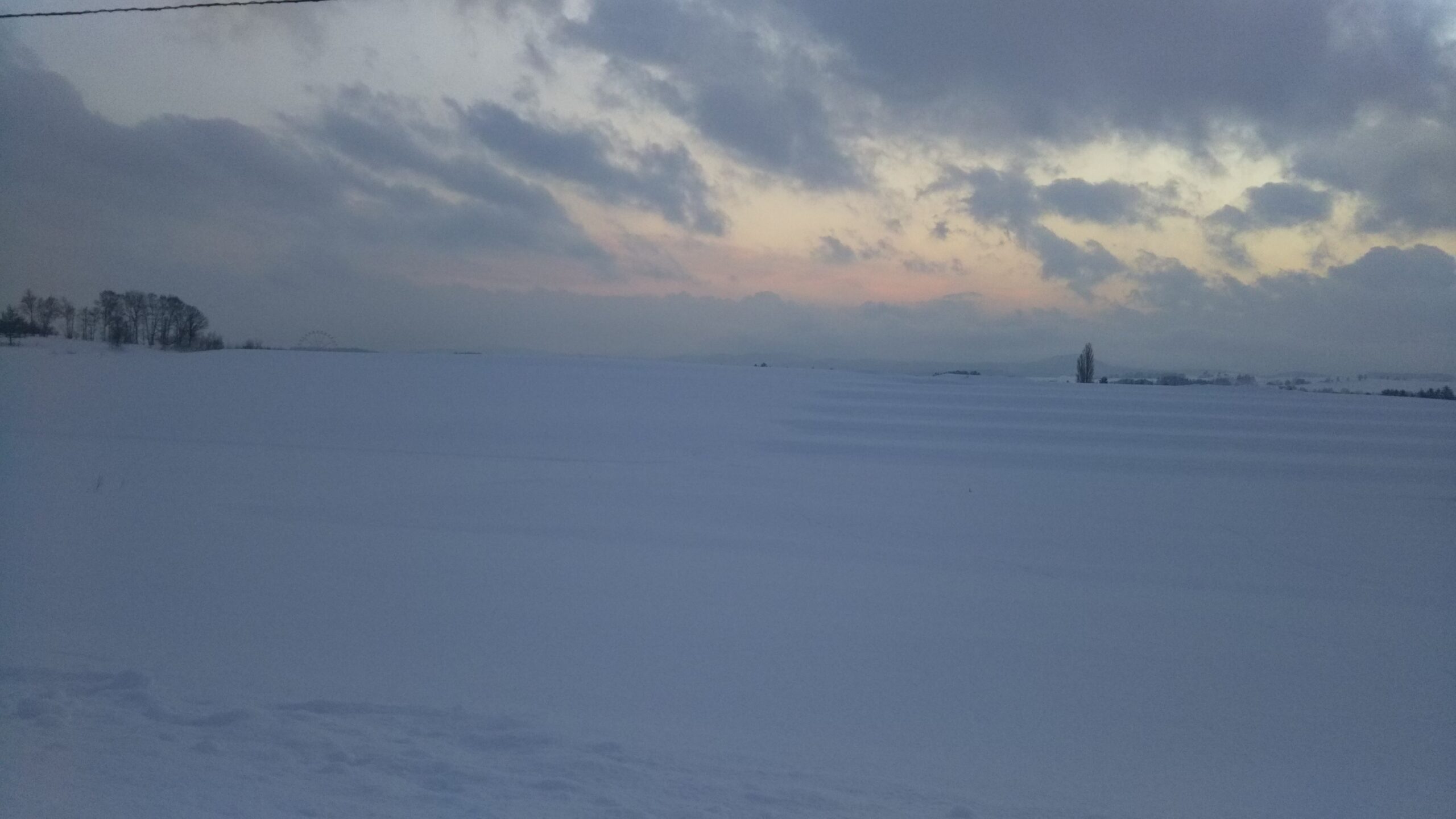 雪景色と夕焼け空の写真