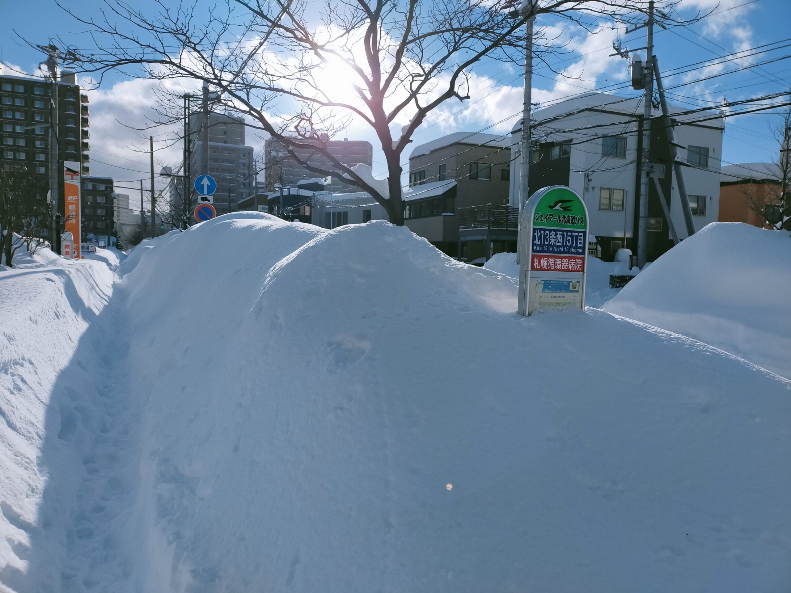 雪で埋もれているバス停の画像