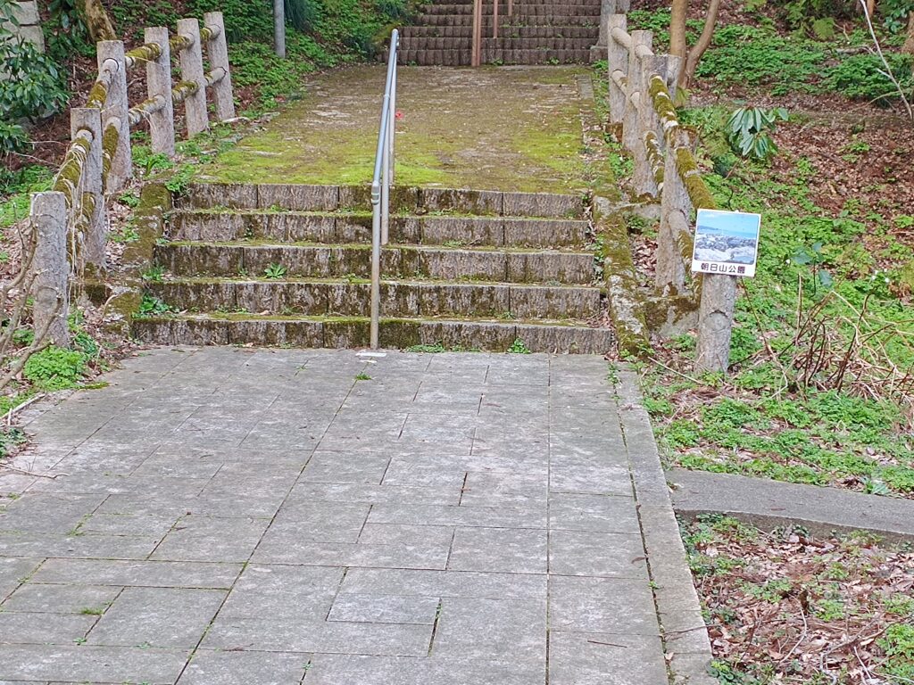 ただ君に晴れ 階段シーンの現地写真（雨晴海岸）