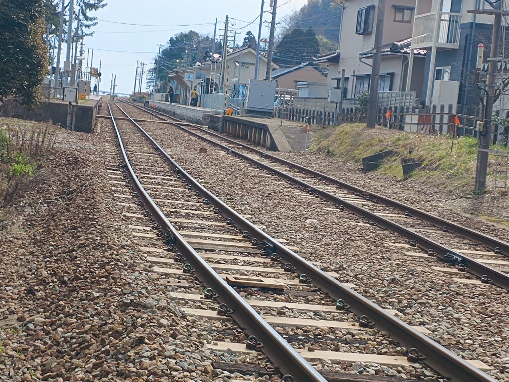 ただ君に晴れ 線路シーンの現地写真（雨晴海岸）