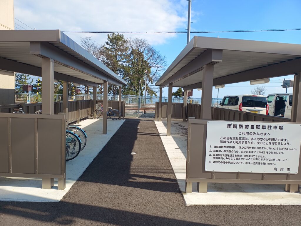 ただ君に晴れ 駐輪場シーンの現地写真（雨晴海岸）