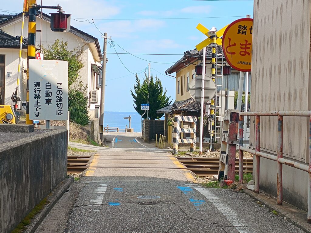 ただ君に晴れ 踏切シーンの現地写真（雨晴海岸）