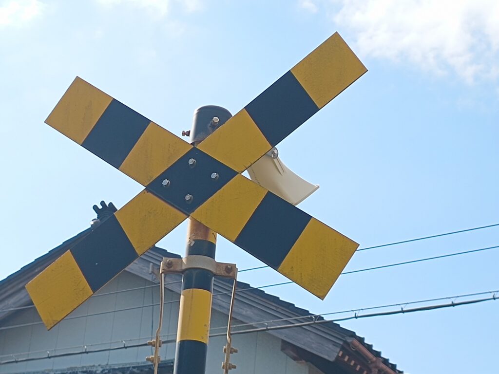 ただ君に晴れ 踏切警標シーンの現地写真（雨晴海岸）