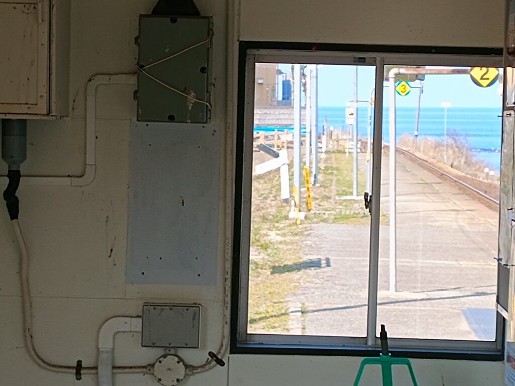 ただ君に晴れ 駅舎内シーンの現地写真（雨晴海岸）