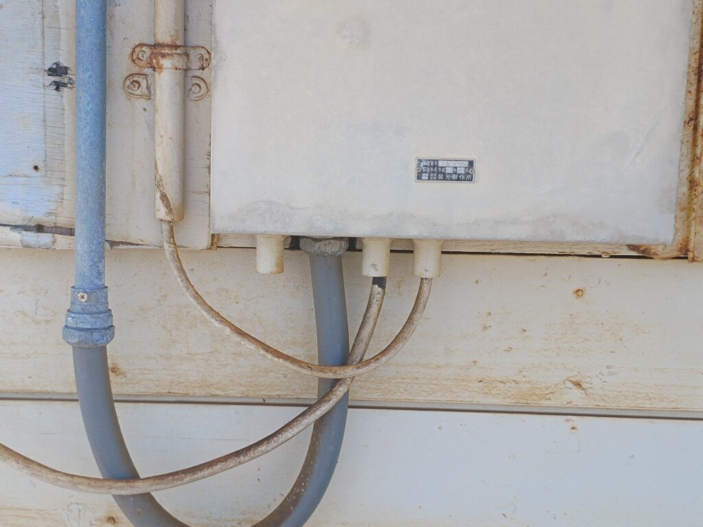 ただ君に晴れ 電力設備シーンの現地写真（雨晴海岸）