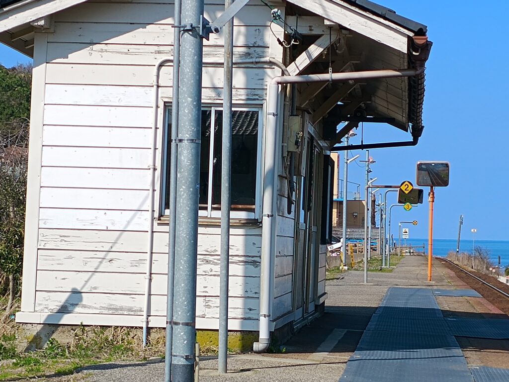 ただ君に晴れ 駅舎シーンの現地写真（雨晴海岸）
