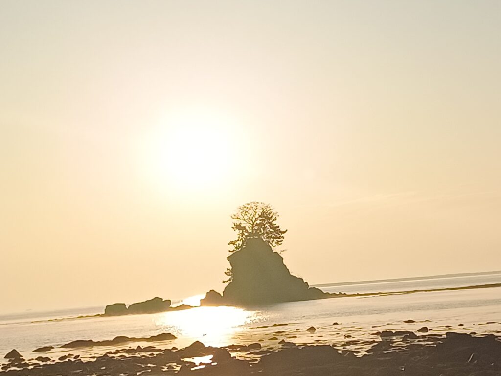 ただ君に晴れ 朝日シーンの現地写真（雨晴海岸）