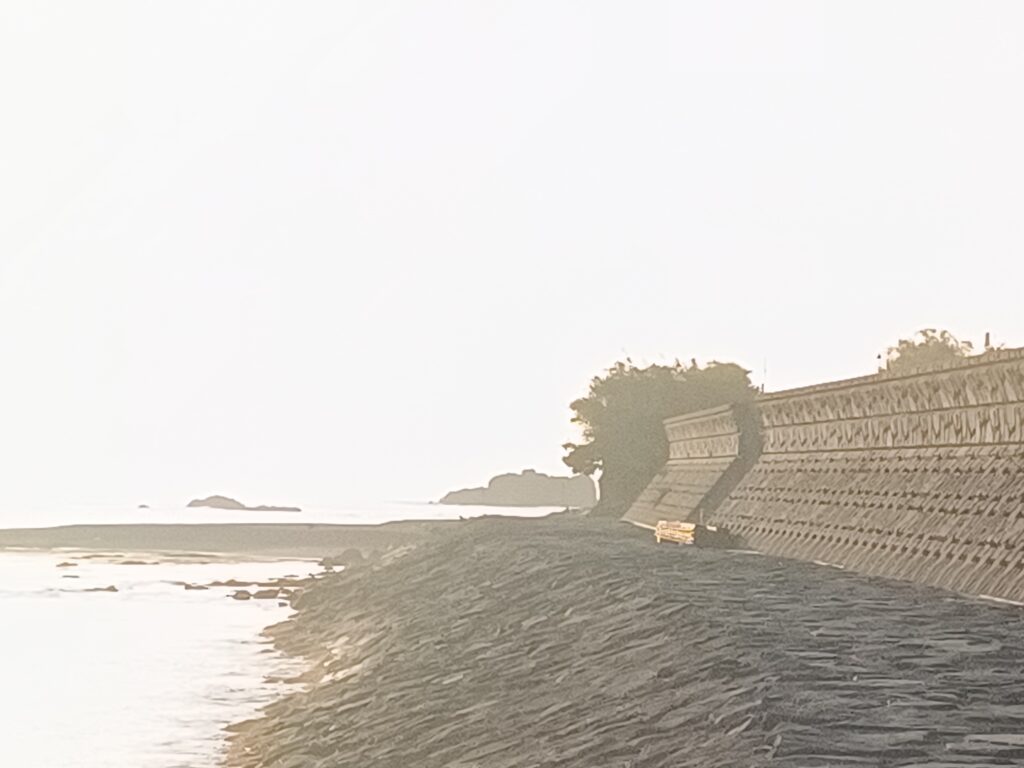 ただ君に晴れ 防波堤シーンの現地写真（雨晴海岸）