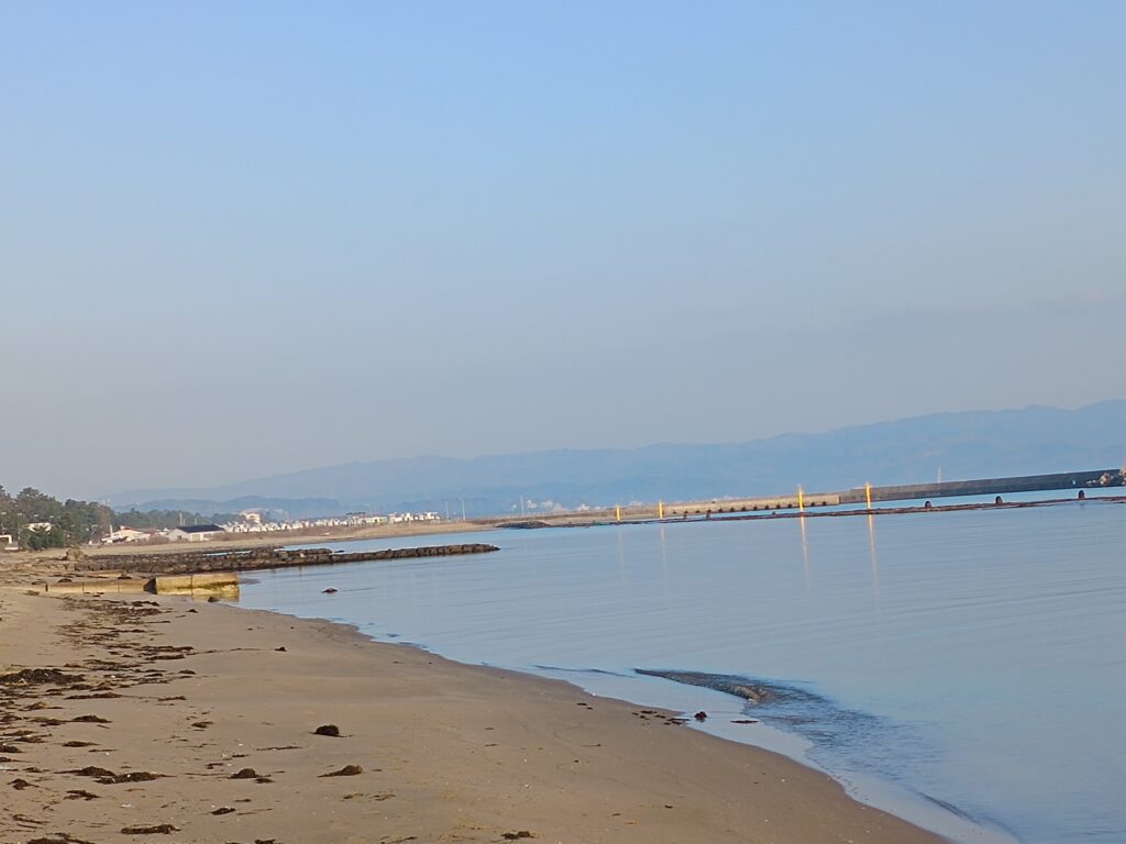 ただ君に晴れ 砂浜シーンの現地写真（雨晴海岸）
