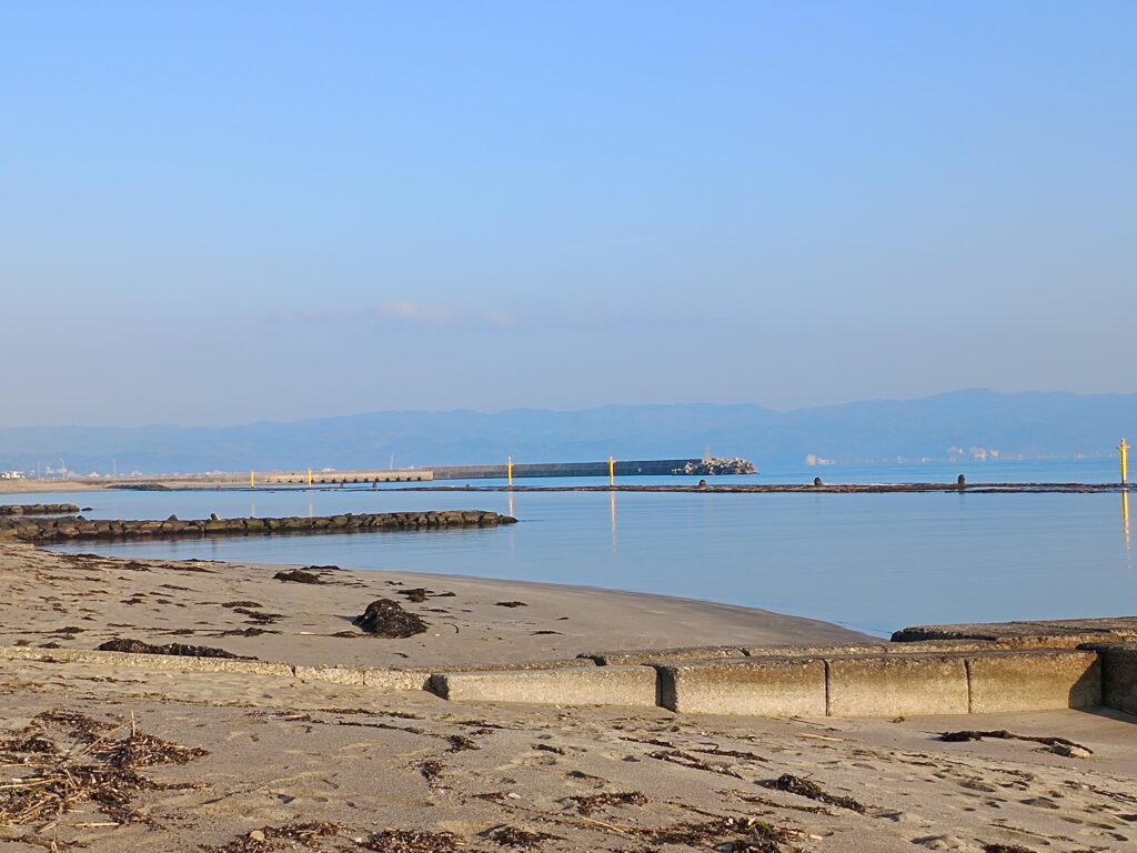 ただ君に晴れ 海岸線シーンの現地写真（雨晴海岸）