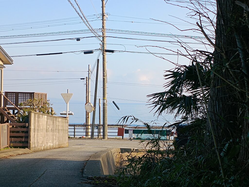 ただ君に晴れ 住宅街シーンの現地写真（雨晴海岸）